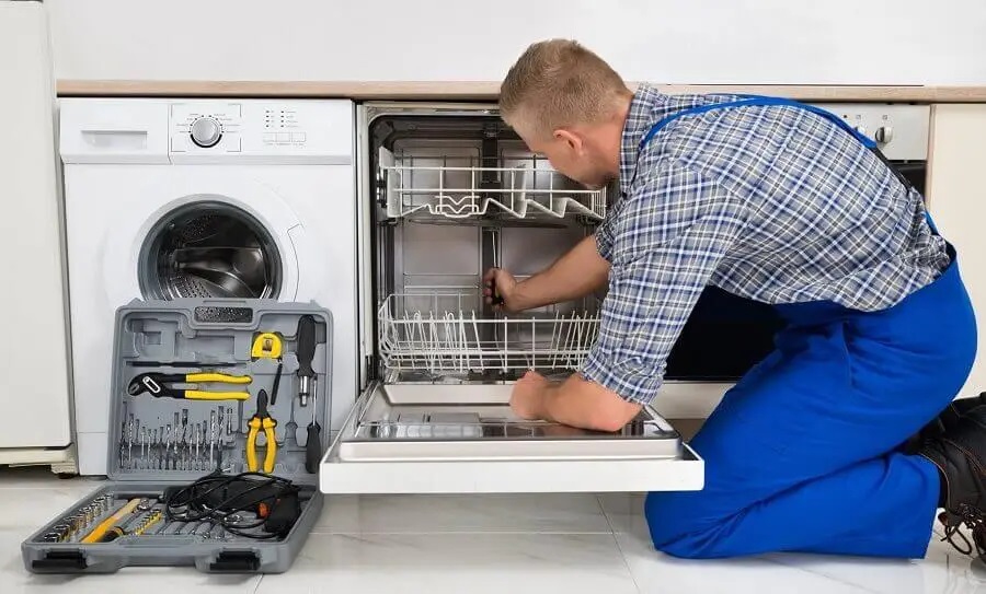 Etimesgut Empero servisi teknisyen ekibi beyaz eşya tamiri yaparken